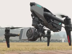 小米在视频样张方面做得更出色。图为小米 17 Ultra 与无人机相连。(图片来源：小米）