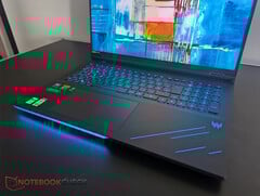 底座上有 LED 灯带和 Predator 徽标