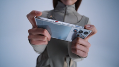 10 Pro 及其主动风扇。(图片来源：RedMagic）