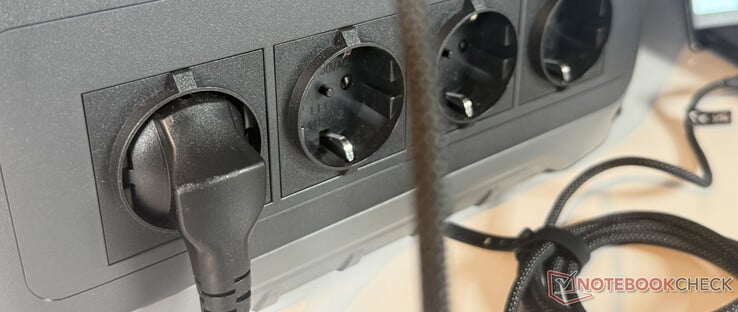 Anker Solix C1000 Gen 2 前部仍有四个交流插座