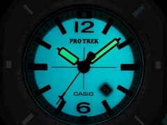 卡西欧Pro Trek PRJ-01AE-8，在黑暗中会发出绿松石色的荧光，指针和表盘均带有夜光功能。