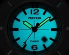 卡西欧Pro Trek PRJ-01AE-8，在黑暗中会发出绿松石色的荧光，指针和表盘均带有夜光功能。