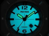卡西欧Pro Trek PRJ-01AE-8，在黑暗中会发出绿松石色的荧光，指针和表盘均带有夜光功能。