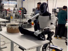 特斯拉计划在市场上推出零售价不到 2 万美元的 Optimus 机器人,这将使它不仅对公司而且对私人家庭都很有吸引力。(图片来源:X / 原 Twitter)