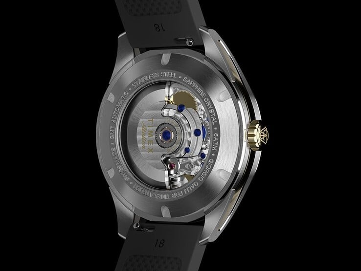 Timex Atelier GMT Première M1a 背面图,透过透明表背可见其自动上链 GMT 机芯。