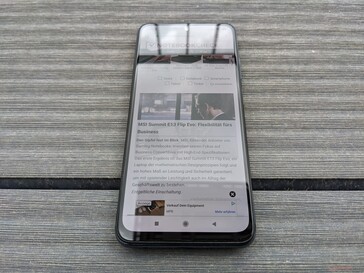 小米Redmi Note 10S在阴天的户外。