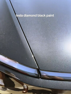 阳光下全新 Model Y 钻石黑的外观。(图片来源：Katalina/TikTok）