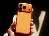 Apple iPhone 17 Pro 的继任者预计将至少升级两个摄像头。(图片来源：Nick Cozier）
