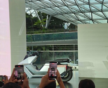 Omoway OMO X 自平衡电动摩托车在舞台上展示。