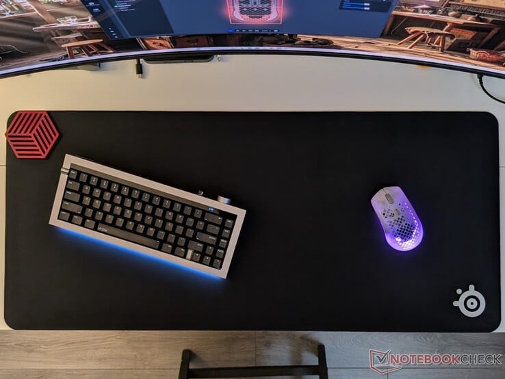 Aerox 3 Wireless Gen 2 搭配 QcK Heavy XXL 鼠标垫。