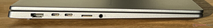 左：HDMI 2.1、2x USB-C 4.0（带雷电 4（40 Gbit/s）、DisplayPort、Power Delivery）、microSD 读卡器、3.5 毫米音频插孔