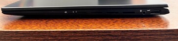 左边：MicroSD读卡器，3.5毫米插孔，1个USB-A 3.2 Gen2