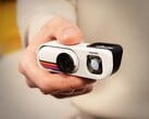 Insta360 Go 3S 采用复古捆绑式设计,配有全新底座。