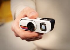 Insta360 Go 3S 采用复古捆绑式设计,配有全新底座。