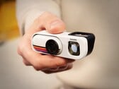 Insta360 Go 3S 采用复古捆绑式设计，配有全新底座。