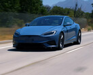 2026 款特斯拉 Model S Plaid 采用新的冰霜蓝金属色。 （图片来源：Jay Leno Garage/YT）