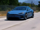 2026 款特斯拉 Model S Plaid 采用新的冰霜蓝金属色。 （图片来源：Jay Leno Garage/YT）