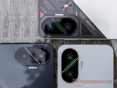 Poco F7 在安兔兔上的跑分超过 200 万分。图：三种颜色的手机。(图片来源：Notebookcheck）