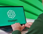 一名男子正在笔记本电脑上打字,屏幕上可见ChatGPT的标志