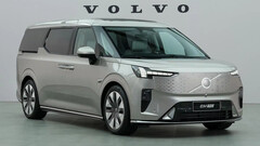 沃尔沃推出了首款全电动面包车 EM90。