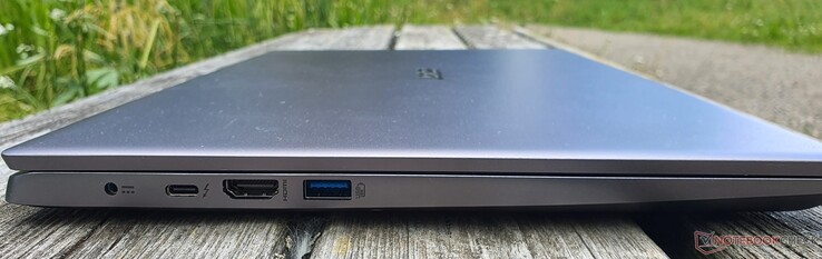 端口，左边：充电插座，雷电4，HDMI 2.0，USB-A 3.2 Gen1