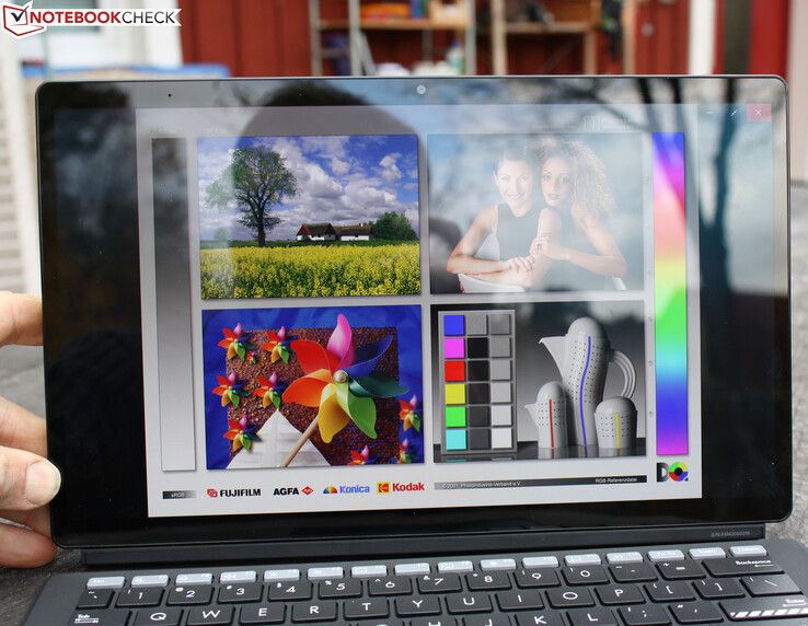 日光下的Vivobook 13 Slate OLED（T3300）。