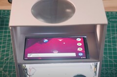 DIY 放映机并不是什么新鲜事，但你并不需要 DIY Perks 级别的技能来制作这台投影仪（图片来源：Huy Vector via YouTube）