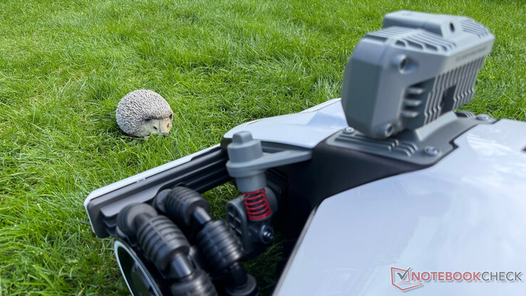 Mammotion Luba Mini AWD 激光雷达在障碍物探测方面表现出色