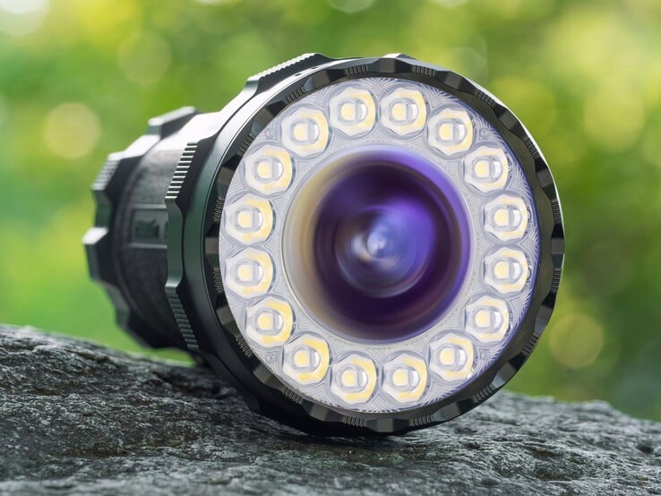 Olight Marauder 3 配备了一个采用非球面镜片的中央聚光灯,以及一圈用于泛光照明的 LED 灯珠。