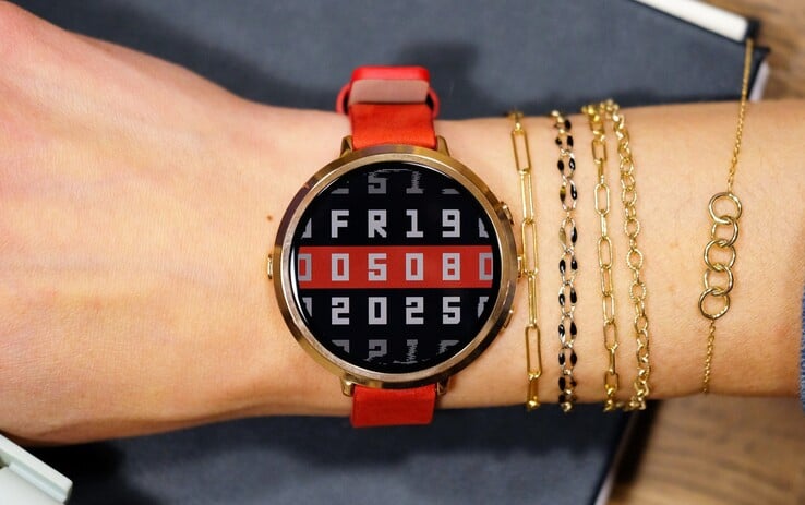 Pebble Round 2 计划于 7 月底投入生产。