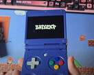 BatleXP Flip 的两种首发颜色之一。(图片来源：Retro Gaming with Deadfred）