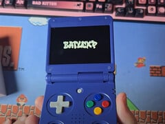 BatleXP Flip 的两种首发颜色之一。(图片来源：Retro Gaming with Deadfred）