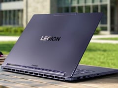 Legion 7a 15ASH11 没有面向后部的端口,这与近期其他Legion 7 笔记本电脑不同。