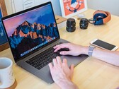 macOS Sequoia 为 Mac 带来了 2020 年的 iPhone 耳机功能（图片来源：Unsplash）