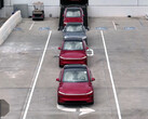 新款 Model Y 使用无监督 FSD 自动驾驶汽车前往交货地点。(图片来源：特斯拉/X）