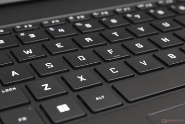 作为一款大型游戏笔记本电脑,按键反馈轻巧、安静