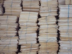 一摞摞高高堆起、用绳子捆扎的纸质文件