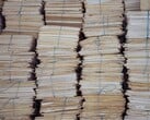 一摞摞高高堆起、用绳子捆扎的纸质文件
