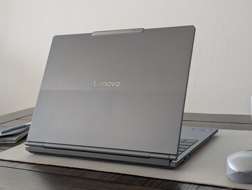 在 14 英寸模式下，从背面看机型就像普通的 ThinkBook Clamshell