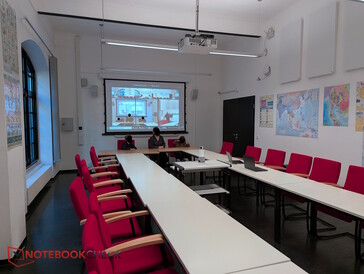 研讨会会场，一名 Zoom 与会者随后加入