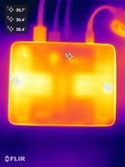 压力测试期间的华硕 NUC 15 Pro+(顶面)