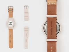 卡西欧 G-Shock x Hender Scheme DW-5900 合作款手表（如图）采用全米色树脂表壳和半透明白色表盘，搭配手工皮革表带。(图片来源：Hender Scheme via Instagram）)