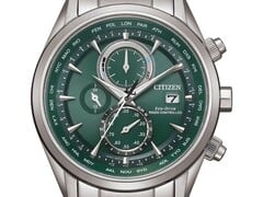 Citizen World Chronograph A.T. AT8260-85X 腕表,配有绿色表盘、不锈钢表壳和表链、三个小表盘以及世界时刻度。