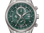 Citizen World Chronograph A.T. AT8260-85X 腕表，配有绿色表盘、不锈钢表壳和表链、三个小表盘以及世界时刻度。