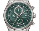 Citizen World Chronograph A.T. AT8260-85X 腕表,配有绿色表盘、不锈钢表壳和表链、三个小表盘以及世界时刻度。