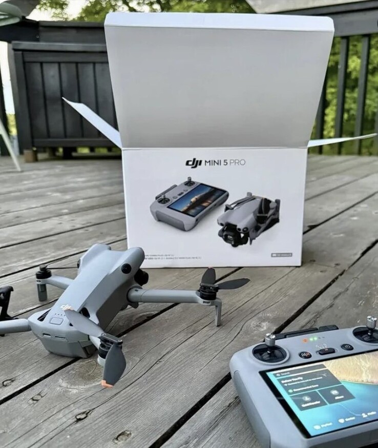 大疆迷你 5 Pro 包装盒内：迷你无人机本身和 RC2 控制器。(图片来源：@KietN7650）