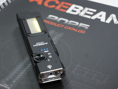 Acebeam UC25 的选择开关让人联想到竞争对手的 EDC 手电筒(图片来源:Andreas Sebayang/Notebookcheck.com)