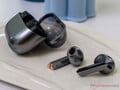 Galaxy Buds3 在官方电池续航时间统计方面可能落后于其后续产品。(图片来源：Notebookcheck）
