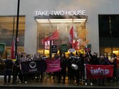 IWGB和RGWU的成员在“Take Two House”外举行抗议活动