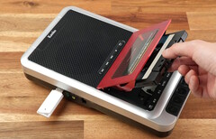 Kenko Tokina KR-019CR 可播放和录制盒式磁带，并可将其转换为 MP3 文件。(图片来源：Kenko Tokina）